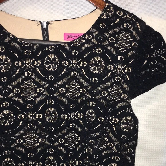 Betsy Johnson Black Lace Overlay Dress With Tan Lining and Cap Sleeves | Size 4 - Picture 3 of 8